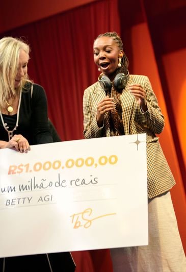 Brasília (DF), 05/12/2025 - Ativista que quer “calçar o mundo” já distribuiu mais de 60 mil chinelos
Betty Mae Agi começou o trabalho em Angola e hoje está em 24 países.
Foto: Betty Mae Agi/Arquivo pessoal