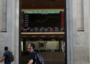 Bolsa volta a bater recorde e encosta em 162 mil pontos