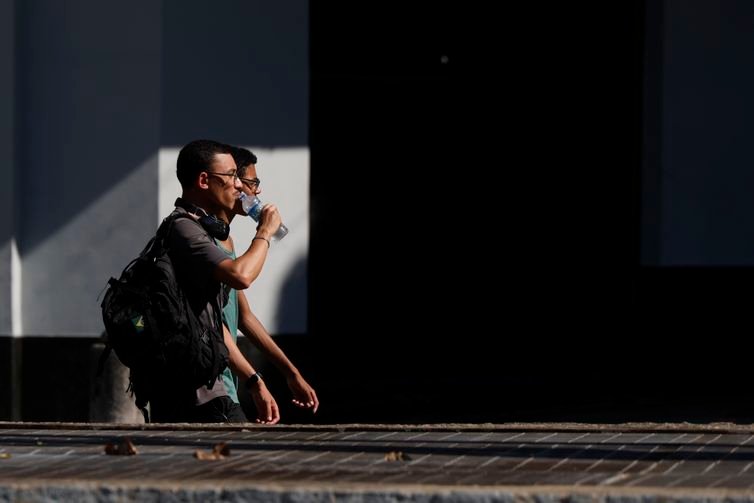 Rio de Janeiro (RJ), 26/12/2025 – Pessoas cuidam da hidratação em dia de calor no Rio de Janeiro. Foto: Fernando Frazão/Agência Brasil