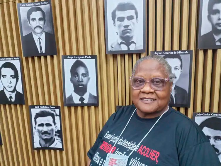 Brasília (DF), 06/12/2025 - Maria de Fátima Marinelli, de 68 anos.
Cerimônia de entrega certidões de óbito retificadas a familiares de mortos e desaparecidos na ditadura, durante o II Encontro Nacional de Familiares de Pessoas Mortas e Desaparecidas Políticas (II ENAFAM). 
Foto: Luiz Cláudio/Agência Brasil