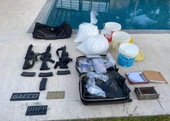 Polícia desarticula depósito de armas e drogas e prende liderança criminosa