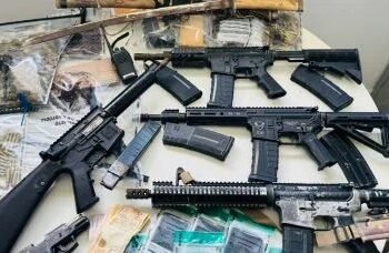 Operação cumpre mais de 30 mandados e apreende fuzis e drogas na Bahia