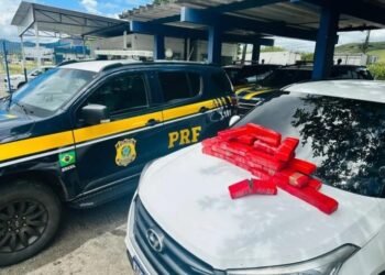 PRF apreende 20 kg de maconha e recupera veículo roubado na Bahia