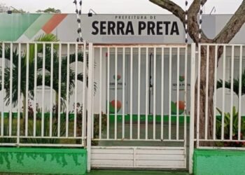 Serra Preta: Estudantes da rede municipal com farda escolar viajam em mala de carro