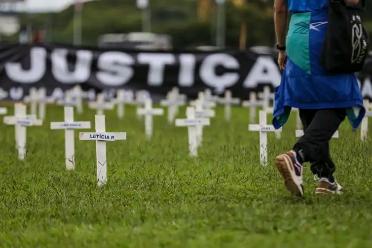 Marcelo Camargo/Agência Brasil Brasília (DF), 25/01/2024 - Cruzes são colocadas em frente ao Congresso Nacional para lembrar as vítimas do rompimento da barragem da Vale em Brumadinho. Foto: Marcelo Camargo/Agência Brasil