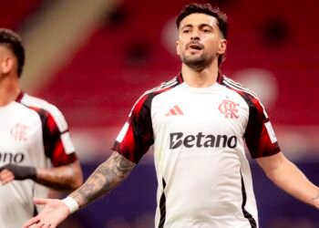 Arrascaeta brilha e Flamengo avança à semi da Copa Intercontinental