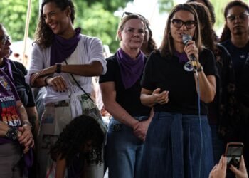 Ministras exaltam luta das mulheres em ato contra o feminicídio