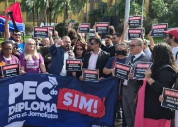 Jornalistas fazem ato contra censura e agressões na Câmara