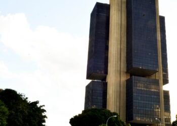 Juros do crédito pessoal e cartão rotativo avançam para as famílias