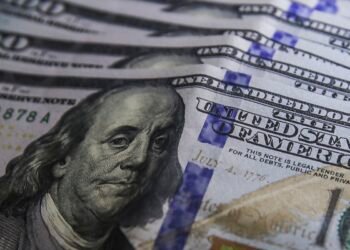 Dólar aproxima-se de R$ 5,60 com remessas de empresas ao exterior