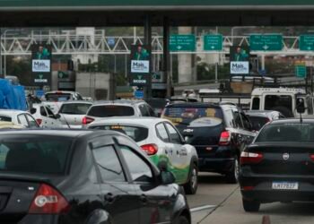 Andarilho invade Ponte Rio-Niterói e causa confusão no trânsito