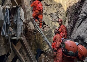 Resgatadas 17 pessoas de casarão que desabou no Rio