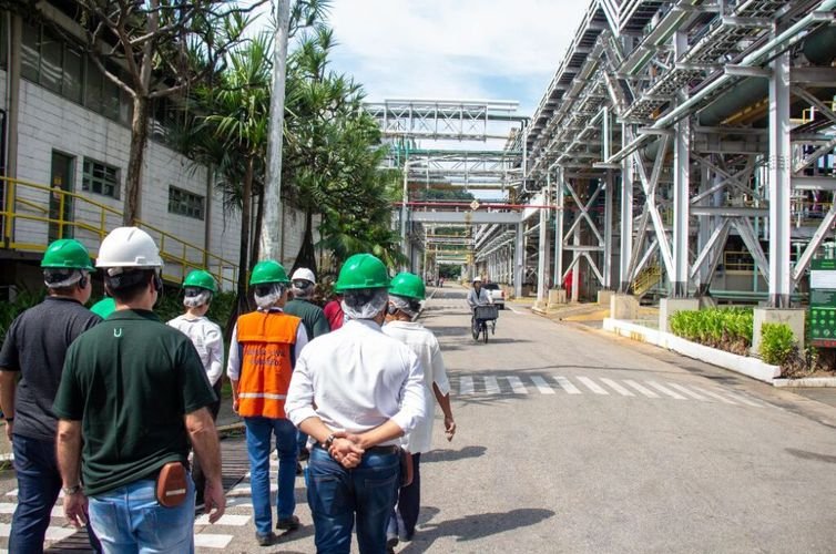 Prefeitura de Cubatão/Divulgação Cubatão (SP), 15/01/2026 - Pessoas passam perto de fábrica em Cubatão. Foto: Prefeitura de Cubatão/Divulgação