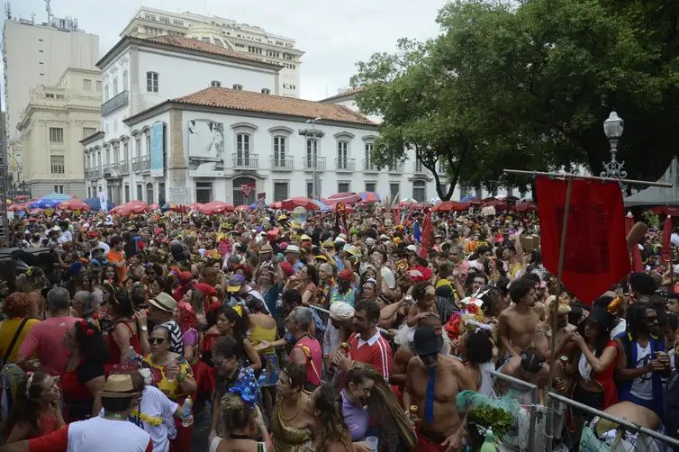 Foliões curtem o Baile Multicultural do Cordão do Boitatá, na Praça XV