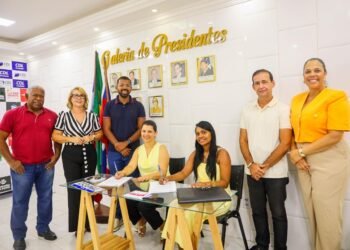 Prefeito Eriton Ramos e diretoria da CDL entregam as chaves dos veículos às ganhadoras da campanha Natal de Luz Candeias – Prefeitura Municipal de Candeias.