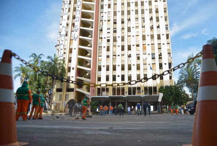 Brasília - Cerca de 200 homens participaram da operação de desocupação do Torre Palace Hotel, ocupado por integrantes do Movimento Resistência Popular desde outubro do ano passado (José Cruz/Agência Brasil)