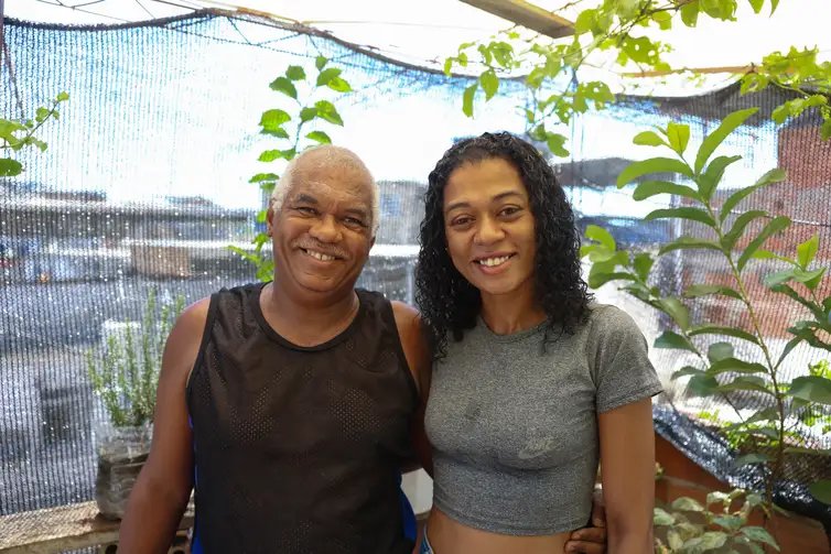 Rio de Janeiro (RJ), 15/01/2026 – O aposentado, Jocimar Martins e sua filha, Fernanda da Silva martins posam para fotografia durante entrevista à Agência Brasil, no Complexo da Penha, na zona norte do Rio de Janeiro. Foto: Tomaz Silva/Agência Brasil