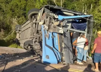 Colisão entre ônibus e caminhão deixa 2 mortos e 22 feridos na Bahia