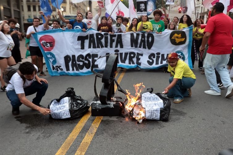 São Paulo (SP), 14/01/2026 - Movimento Passe Livre faz manifestação em frente a prefeitura, contra o reajuste das tarifas dos transportes em São Paulo. Foto: Paulo Pinto/Agência Brasil