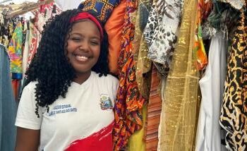 Oficina do Projeto Férias na Escola ensina estudantes a customizarem abadás | SECOM