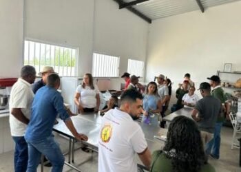 Intercâmbio qualifica produção de mandioca na agricultura familiar | SECOM