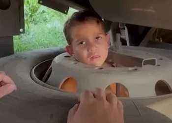 Criança de 4 anos prende a cabeça em roda de carreta na Bahia