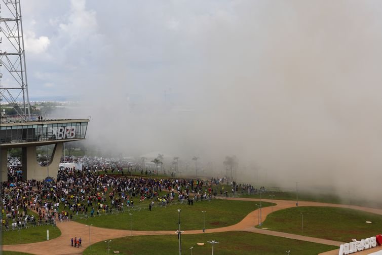 Brasília (DF) 25/01/2025 Torre Palace, o primeiro hotel de luxo de Brasília, foi implodido na manhã de hoje. Na foto, poeira da demolição cobre expectadores. Foto: Fabio Rodrigues-Pozzebom/ Agência Brasil