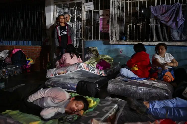 Family members of detainees sleep outside the El Rodeo jail for the sixth night, as Venezuela's government begins releasing some detainees, with the freeing of political prisoners marking a move long demanded by human rights groups, international bodies and opposition leaders, in El Rodeo, Guatire, Miranda state, Venezuela January 14, 2026. REUTERS/Gaby Oraa
