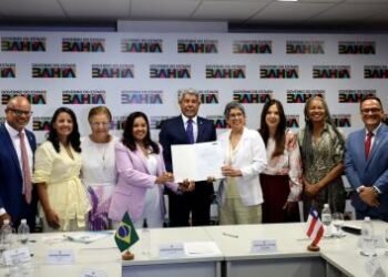 Reitora da UNEB é reconduzida ao cargo; governador assina termo de posse para novo mandato | SECOM