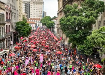 Bloco da Lexa atrai foliões para o circuito Preta Gil no centro do Rio