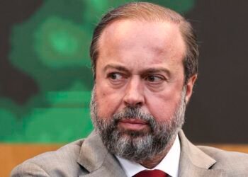 Ministro cobra solução para vazamento de água em minas da Vale