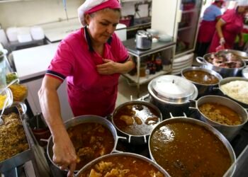 Cresce contratação de pessoas 50+ no comércio e nos serviços em SP