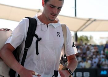 Fora de ritmo, João Fonseca cai na estreia do Aberto da Austrália