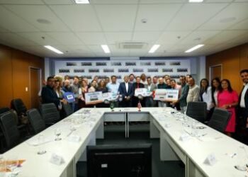 Governador recebe prefeito de Muquém do São Francisco e discute investimentos estruturantes para o município | SECOM