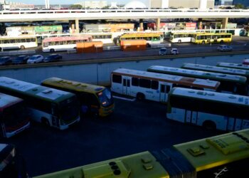 Dezenas de ônibus de uma mesma empresa urbana são apedrejados no DF