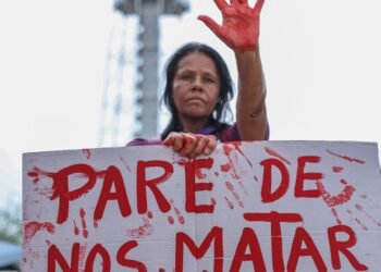 Apesar de medida protetiva, mulher é morta na rua por agressor