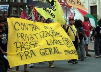 Estudantes protestam contra aumento da tarifa de ônibus em São Paulo