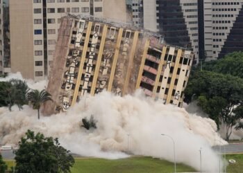 Tradicional hotel de luxo é implodido no centro de Brasília