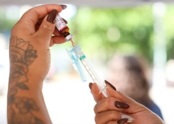 Rio leva vacinação a parques e aeroportos até 12 de fevereiro