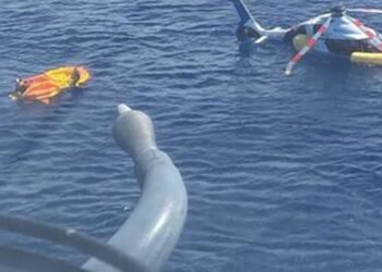 Helicóptero faz pouso forçado no mar em Cabo Frio