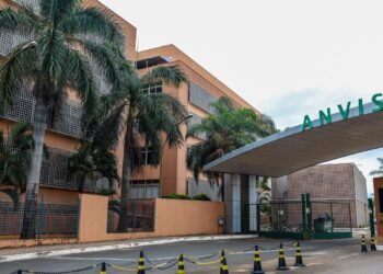 Anvisa proíbe venda de leite condensado e dois suplementos