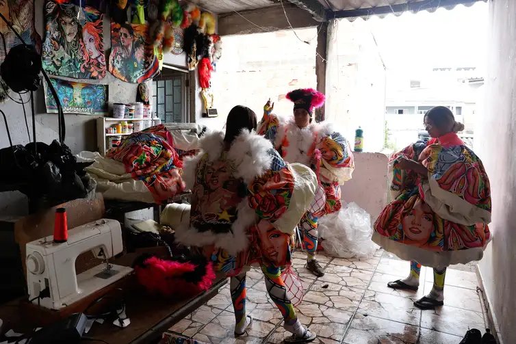 Rio de Janeiro (RJ), 06/02/2026 - Turma de bate-bola feminino, Brilhetes de Anchieta, se prepara para o carnaval 2026, em Anchieta, zona norte da cidade.  Foto: Tânia Rêgo/Agência Brasil