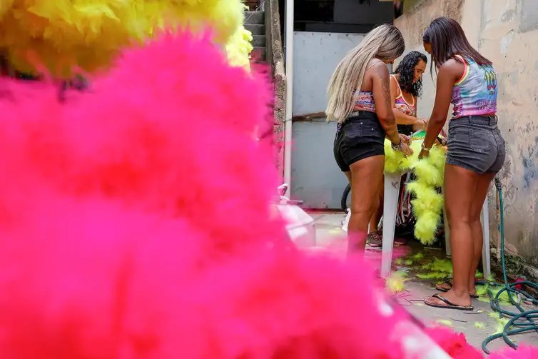 Rio de Janeiro (RJ), 06/02/2026 - Turma de bate-bola feminino, Brilhetes de Anchieta, se prepara para o carnaval 2026, em Anchieta, zona norte da cidade.  Foto: Tânia Rêgo/Agência Brasil