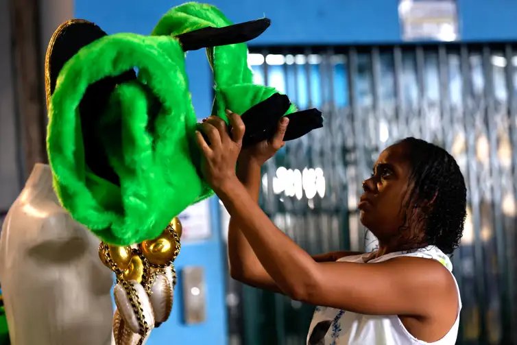 Rio de Janeiro (RJ), 07/02/2025 - Confecção de fantasias para o carnaval no barracão da escola de samba Beija-Flor de Nilópolis, na Cidade do Samba, zona portuária. Foto: Tânia Rêgo/Agência Brasil
