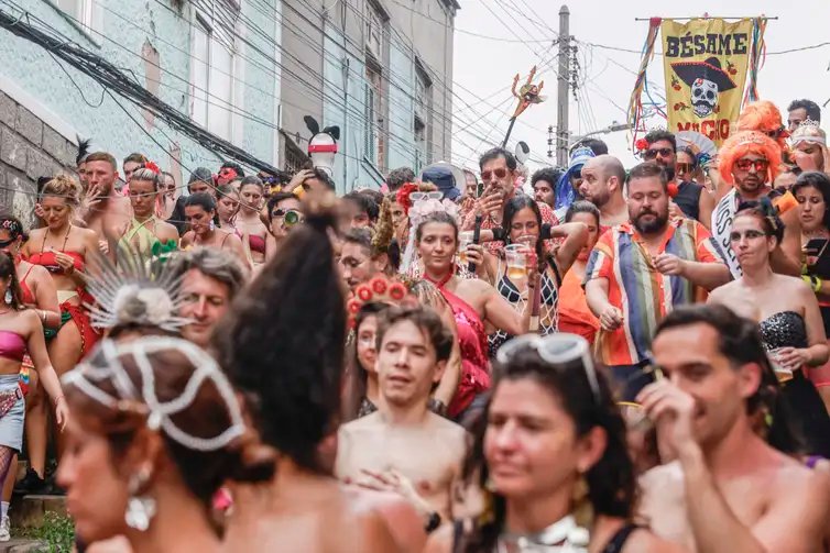 Rio de Janeiro (RJ), 08/02/2026 - Bloco latino tradicional do Rio, Bésame Mucho, desce ladeira do morro da Providência, no centro da cidade, com o tema da imigração e a revolta contra as sanções e perseguições impostas pelos Estados Unidos.
Foto: Tânia Rêgo/Agência Brasil