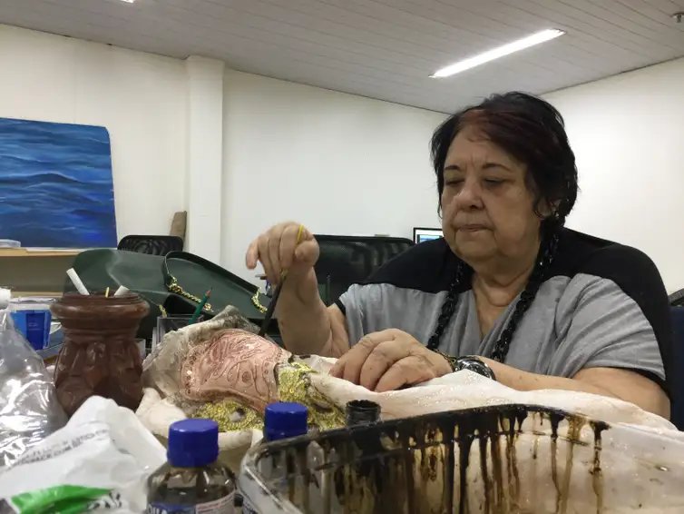 Cristina Índio do Brasil/Agência Brasil A carnavalesca Rosa Magalhães trabalhando no barracão da Portela