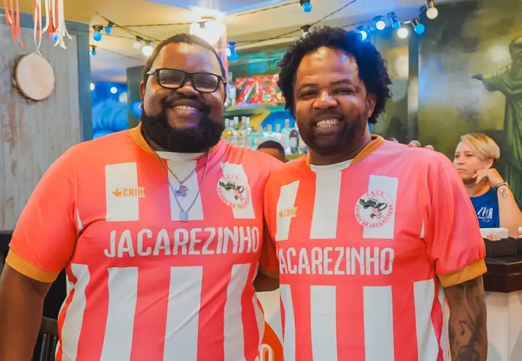 Unidos do Jacarezinho/Divulgação 12/02/2026 - Série Ouro celebra Leci Brandão, Xande de Pilares e Conceição Evaristo. Na foto João Silveira e Xande de Pilares. Foto: Unidos do Jacarezinho/Divulgação