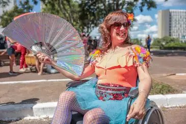 Brasília (DF), 14/02/2026 - Carnaval de rua Bloco Aparelhinho no setor bancário sul, dentista Fabiana Montandon .
Foto: Joédson Alves/Agência Brasil