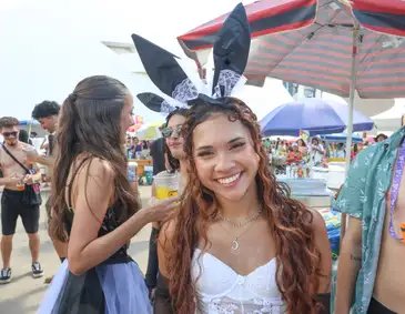 Valter Campanato/Agência Brasil Brasília (DF), 14/02/2026 – A biologa Clarice Pontes fala com Agência Brasil, durante apresentação do Bloco do Amor no museu da republica.
Foto: Valter Campanato/Agência Brasil