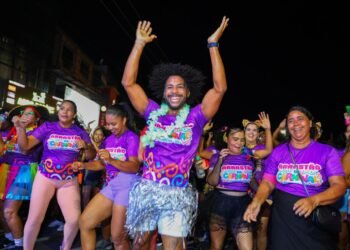 Já é Carnaval, Cidade! Arrastão abre folia momesca e leva centenas de pessoas às ruas do município – Prefeitura Municipal de Candeias.
